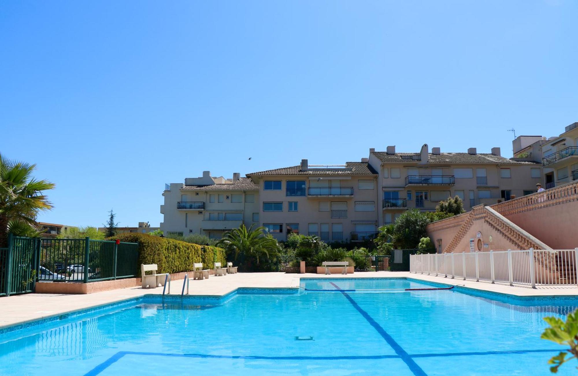 Appartement Sur 2 Niveaux Avec Terrasse A *